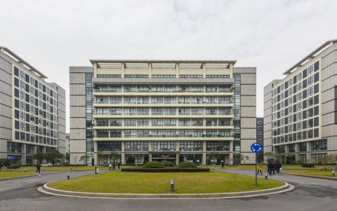 上海總部1號(hào)尊享商務(wù)空間，招商熱線(xiàn)直通未來(lái)商機(jī)！