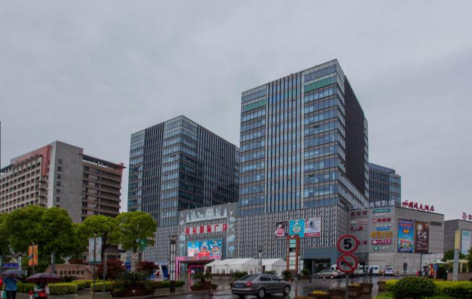 上海蓮花國際廣場：地鐵上蓋，交通樞紐旁的都市綠洲