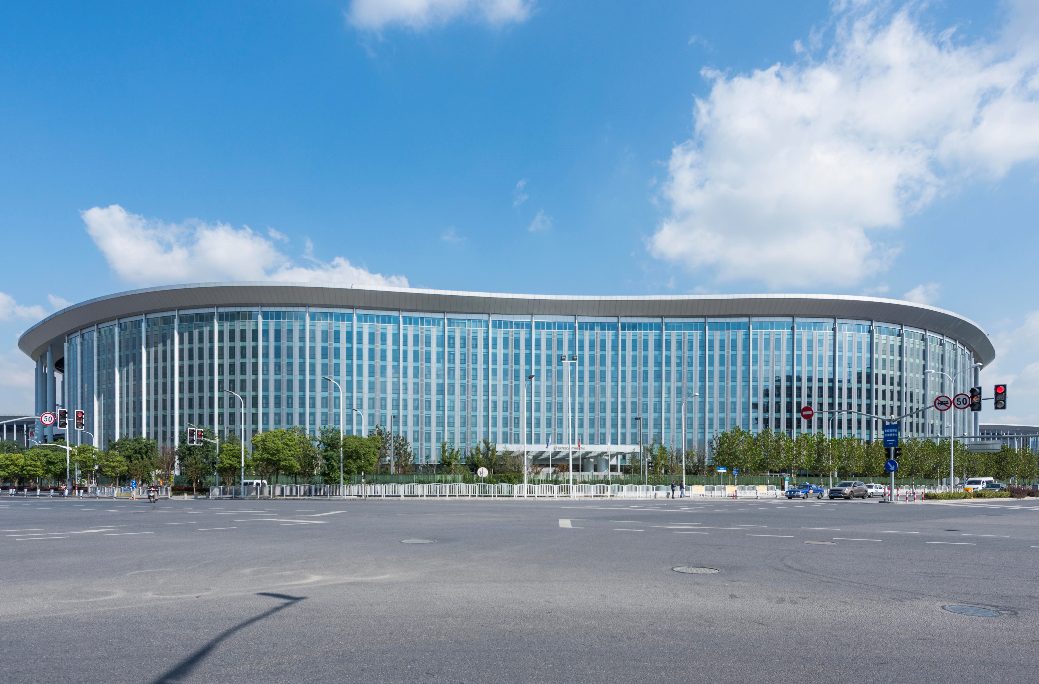 上海國(guó)家會(huì)展中心：科技與藝術(shù)的完美融合，展現(xiàn)未來會(huì)展新形態(tài)