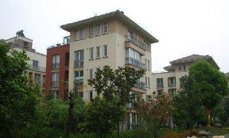 上海格蘭云天別墅區(qū)：高端居住品質(zhì)，便捷交通生活